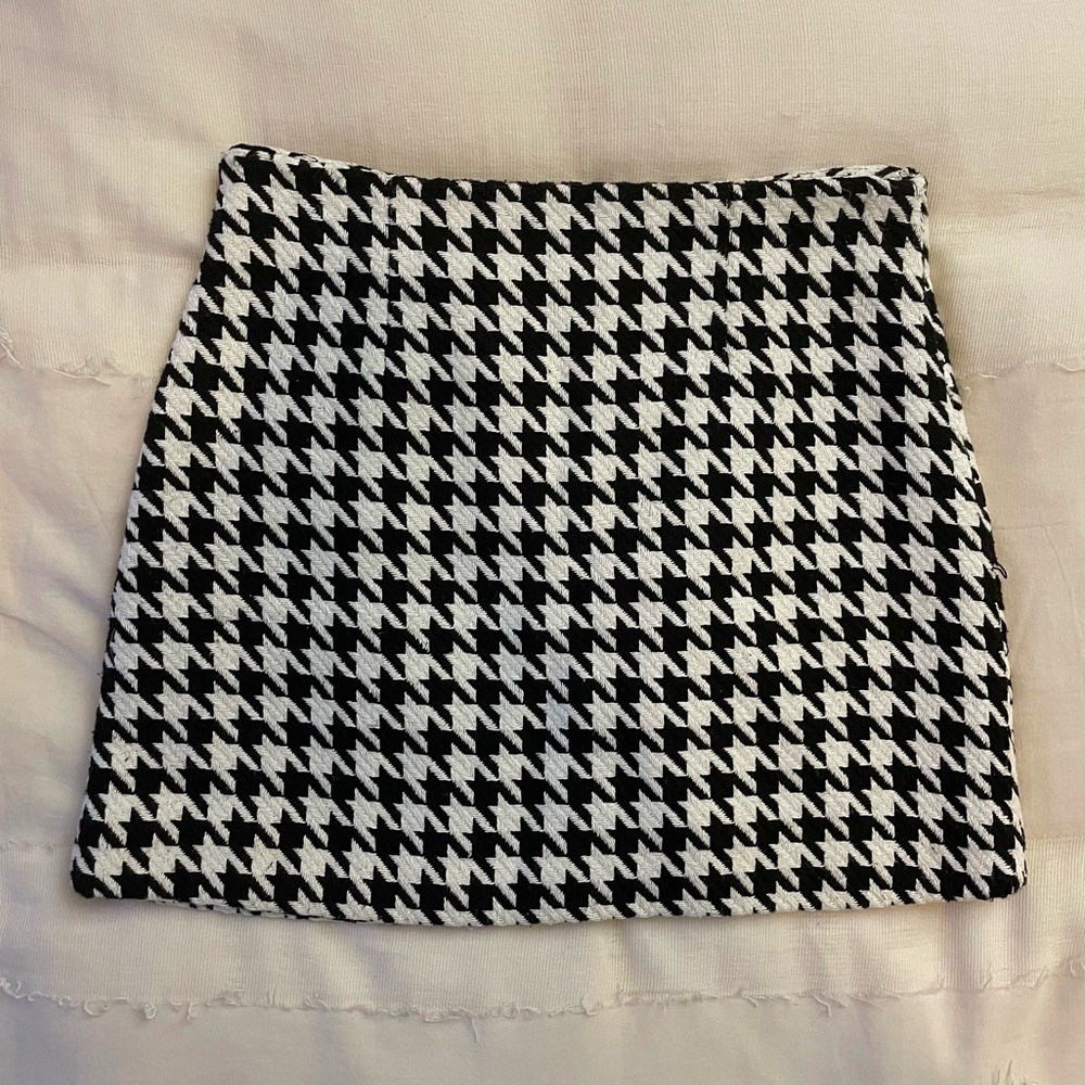 Forever 21 Black & White Knit Houndstooth Mini Skirt